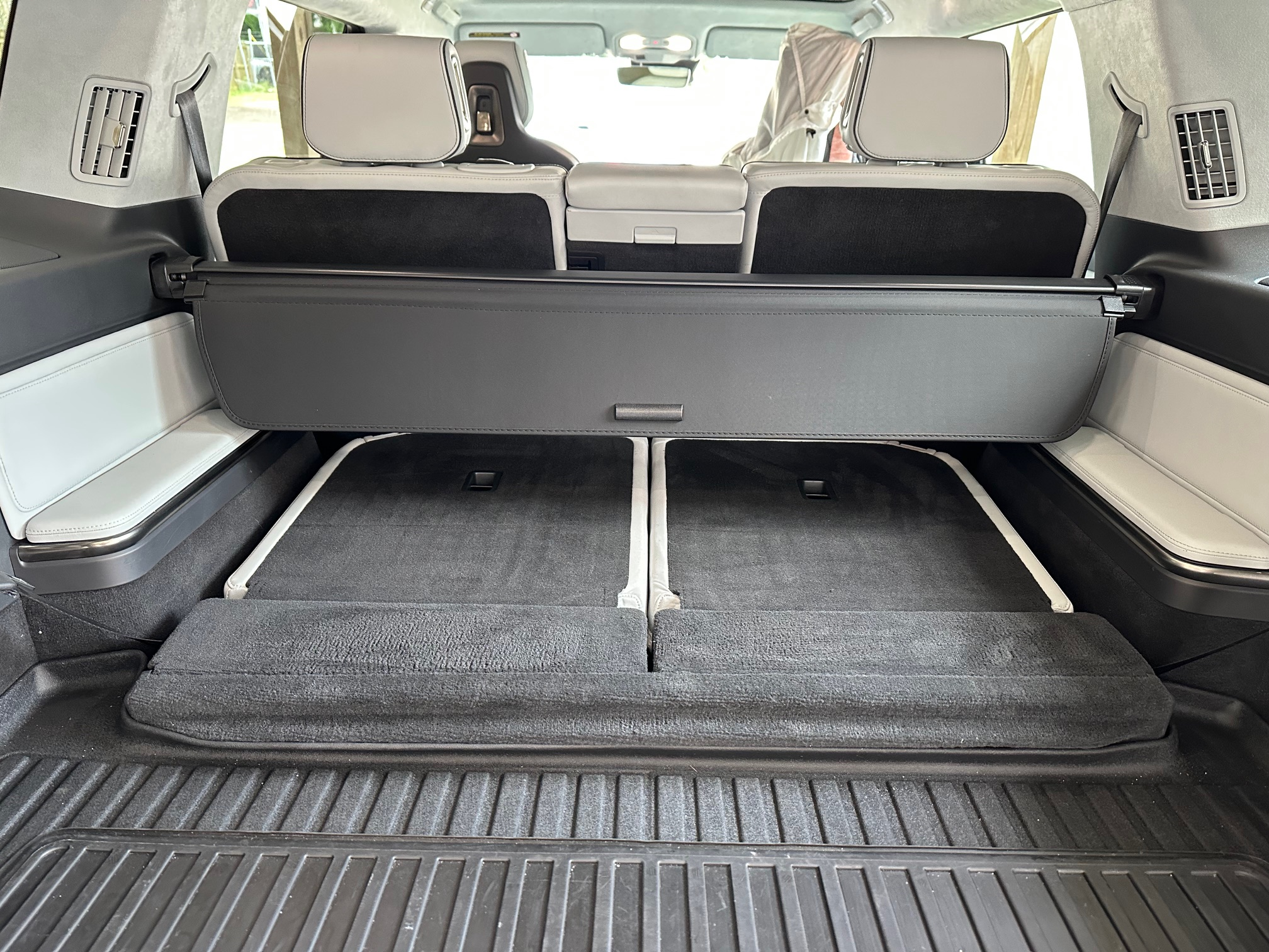 Retractable Cargo Cover Screen Luggage Shield Shade for Rivian R1S, 2022-2025