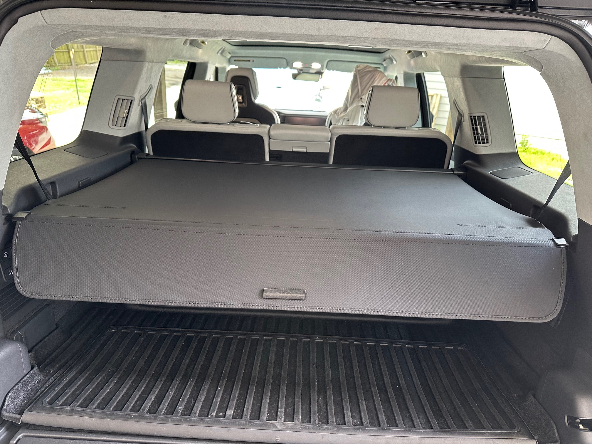 Retractable Cargo Cover Screen Luggage Shield Shade for Rivian R1S, 2022-2025